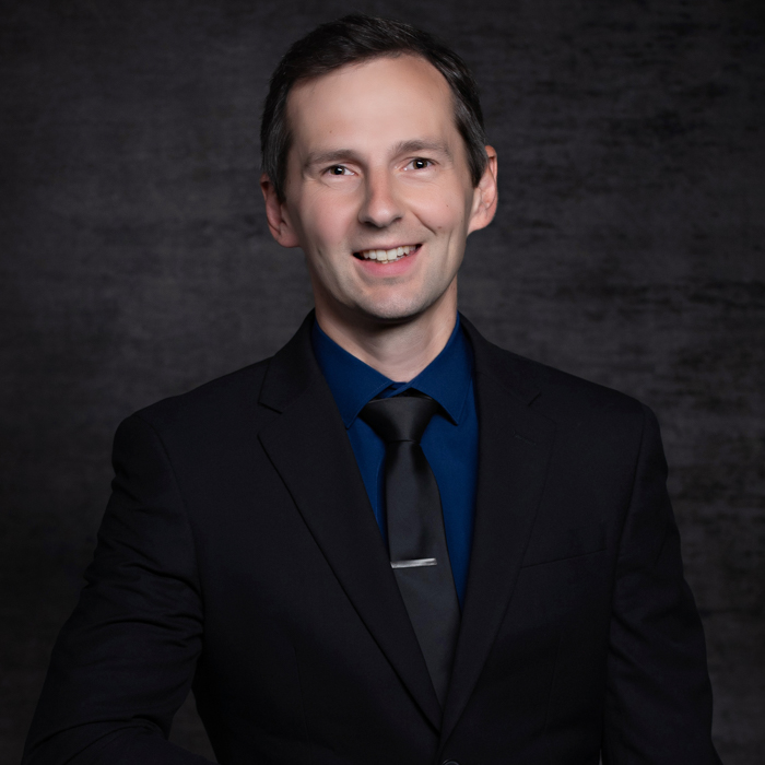 Image of Dr. Jesse Pierson at the piano.