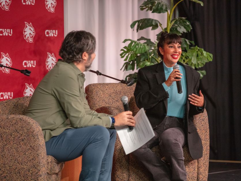 A photo of Cruz answering questions from the crowd
