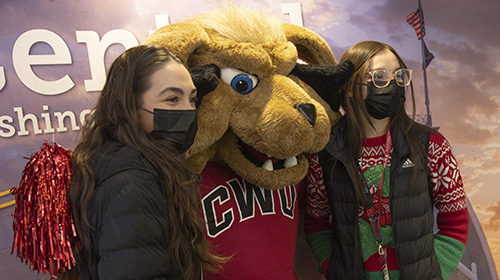 Students with Wellington the Wildcat