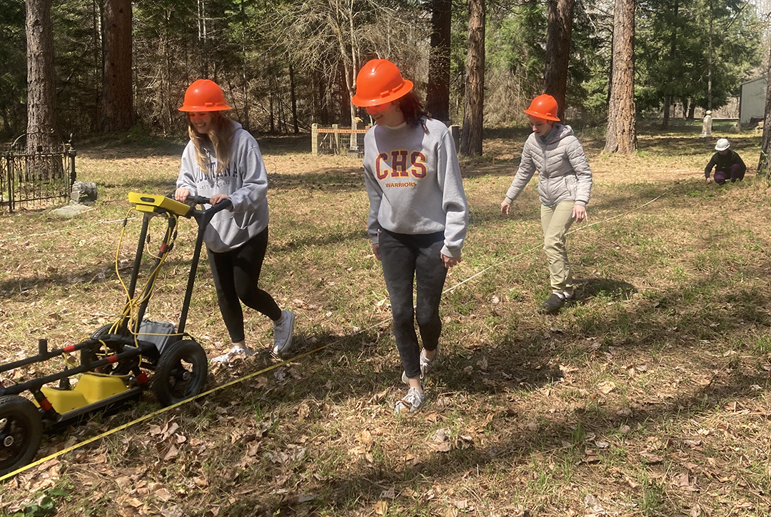 High school students work with GPR equipment in Cle Elum.