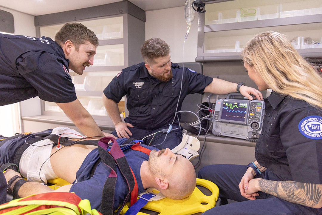CWU Paramedicine students work in a lab setting