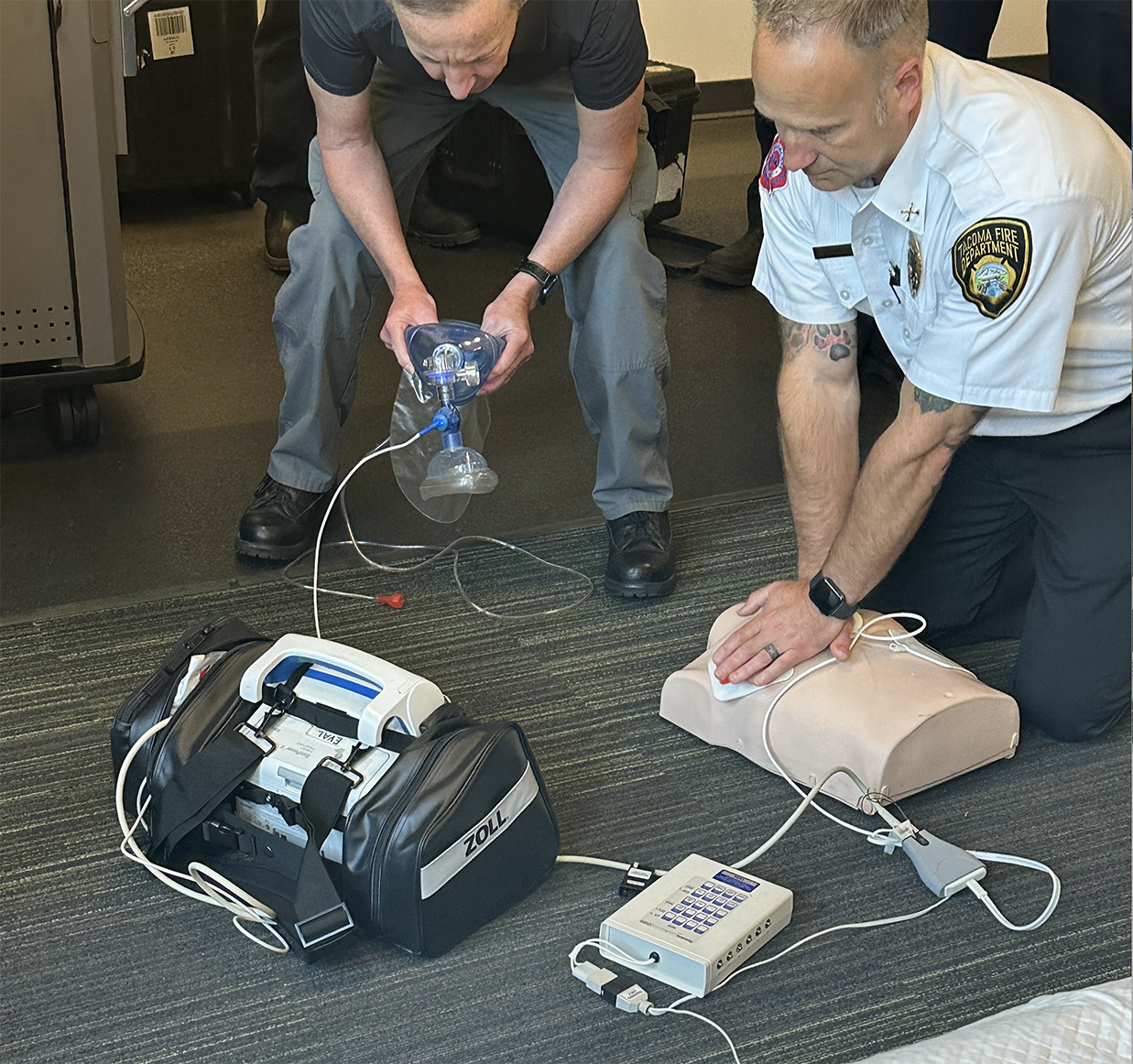 Paramedicine students practice CPR 
