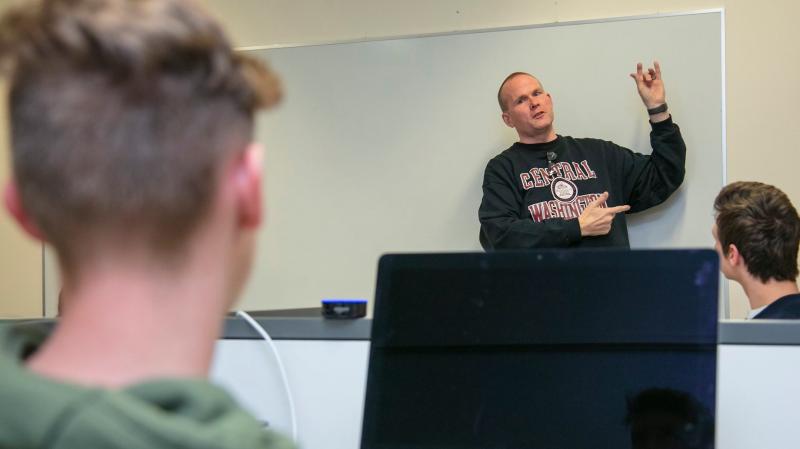 Bob Rapp, Hybrid Cloud Gurus principal, addresses two of the CWU seniors involved in the new capstone project. 
