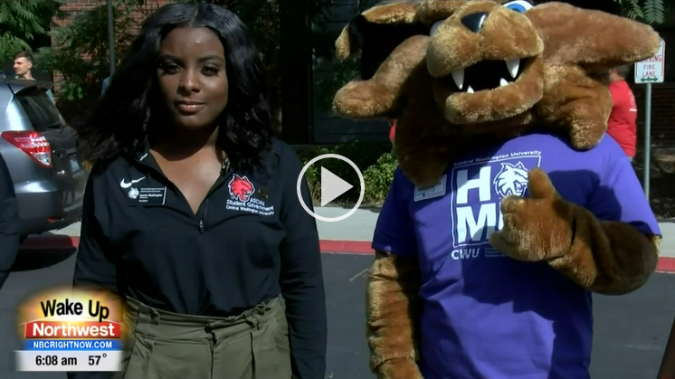 Student Jasmin Washington stands next to Wellington during Move-In Day