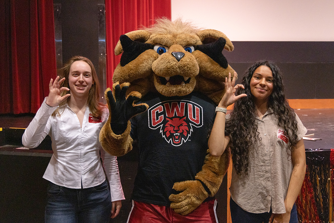 Two students pose with Wellington Wildcat