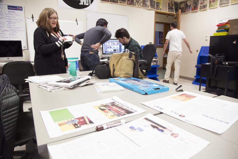 Estudiantes trabajando en el diseño del periódico en las oficinas de The Observer.