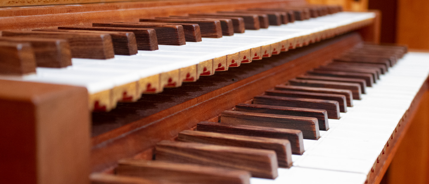 Closeup image of the Coulter pipe organ double keyboard.