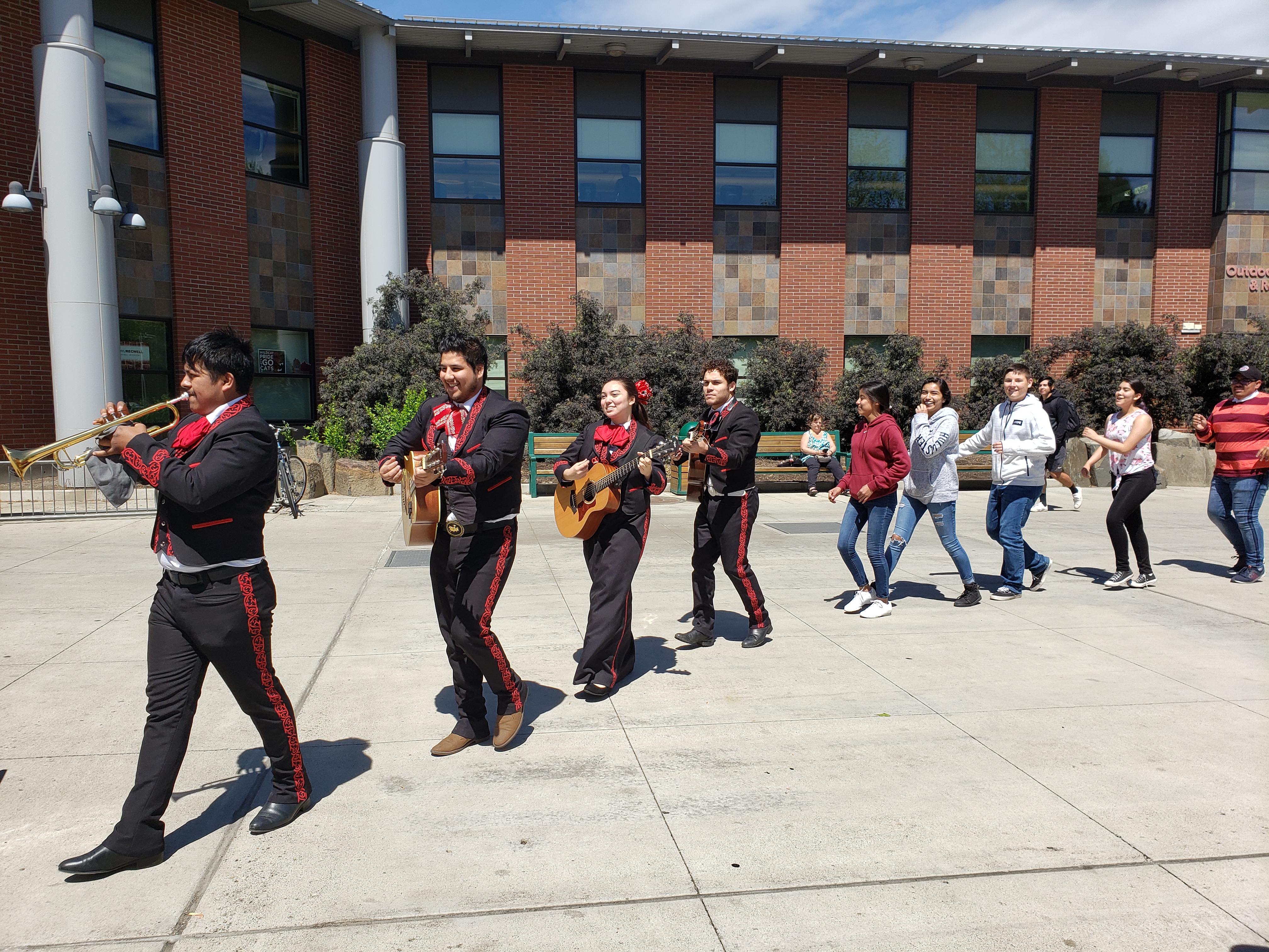 Mariachi certificate students performing