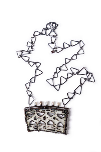 Necklace with chain made of triangular links and rectangular pendant