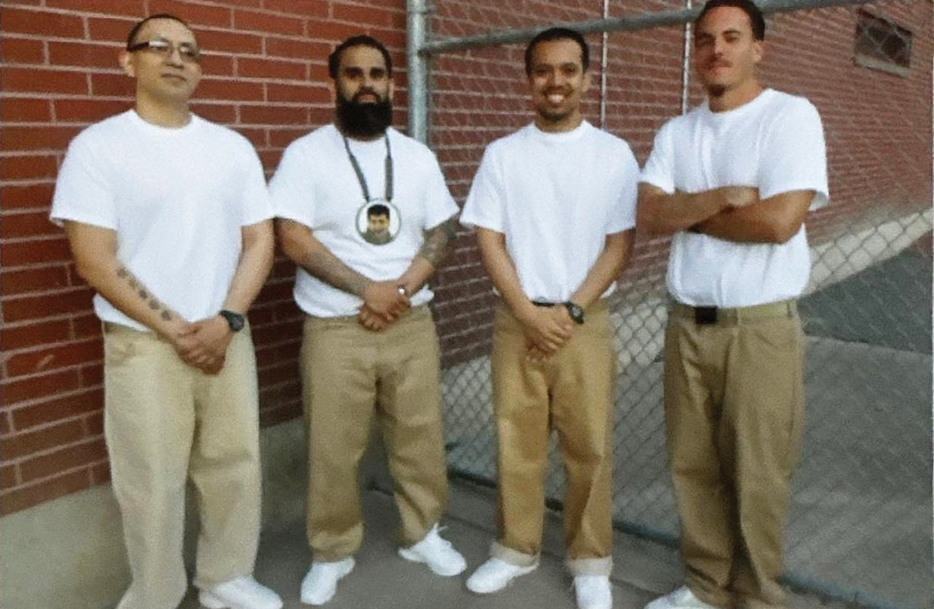 Luis Moreno and his fellow prisoners receive an award