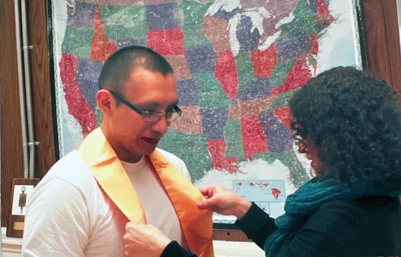 Luis Moreno receives an award in prison